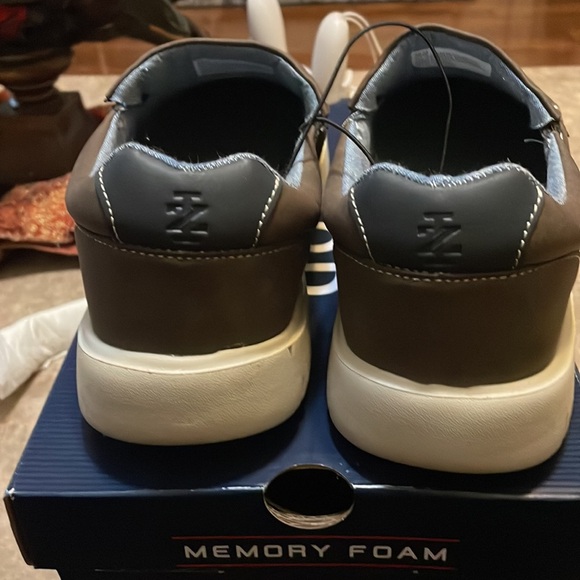 - - Men’s IZOD memory foam shoes - Picture 3 of 5